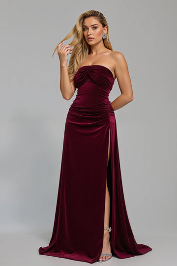 Robe de vacances sans bretelles bordeaux froncée